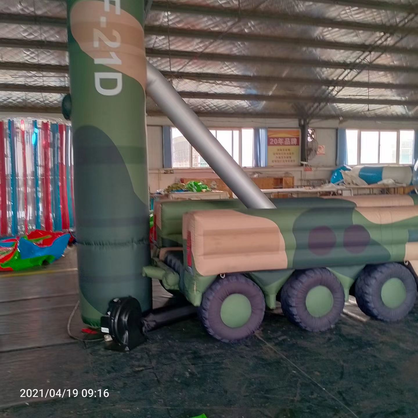 揭西军事演习中的充气目标车辆：模拟发射车雷达车坦克飞机